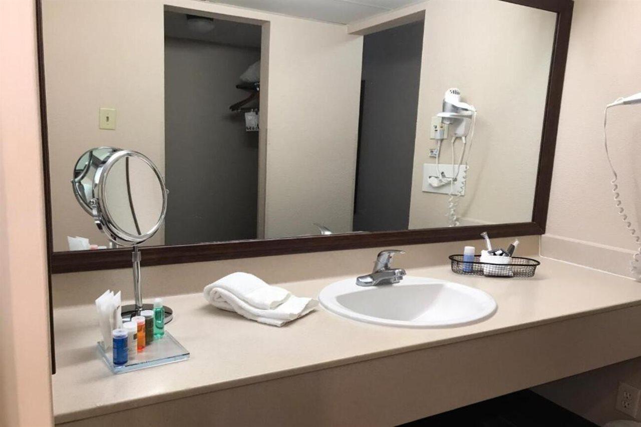 Radisson Hotel Louisville North Jeffersonville Room photo