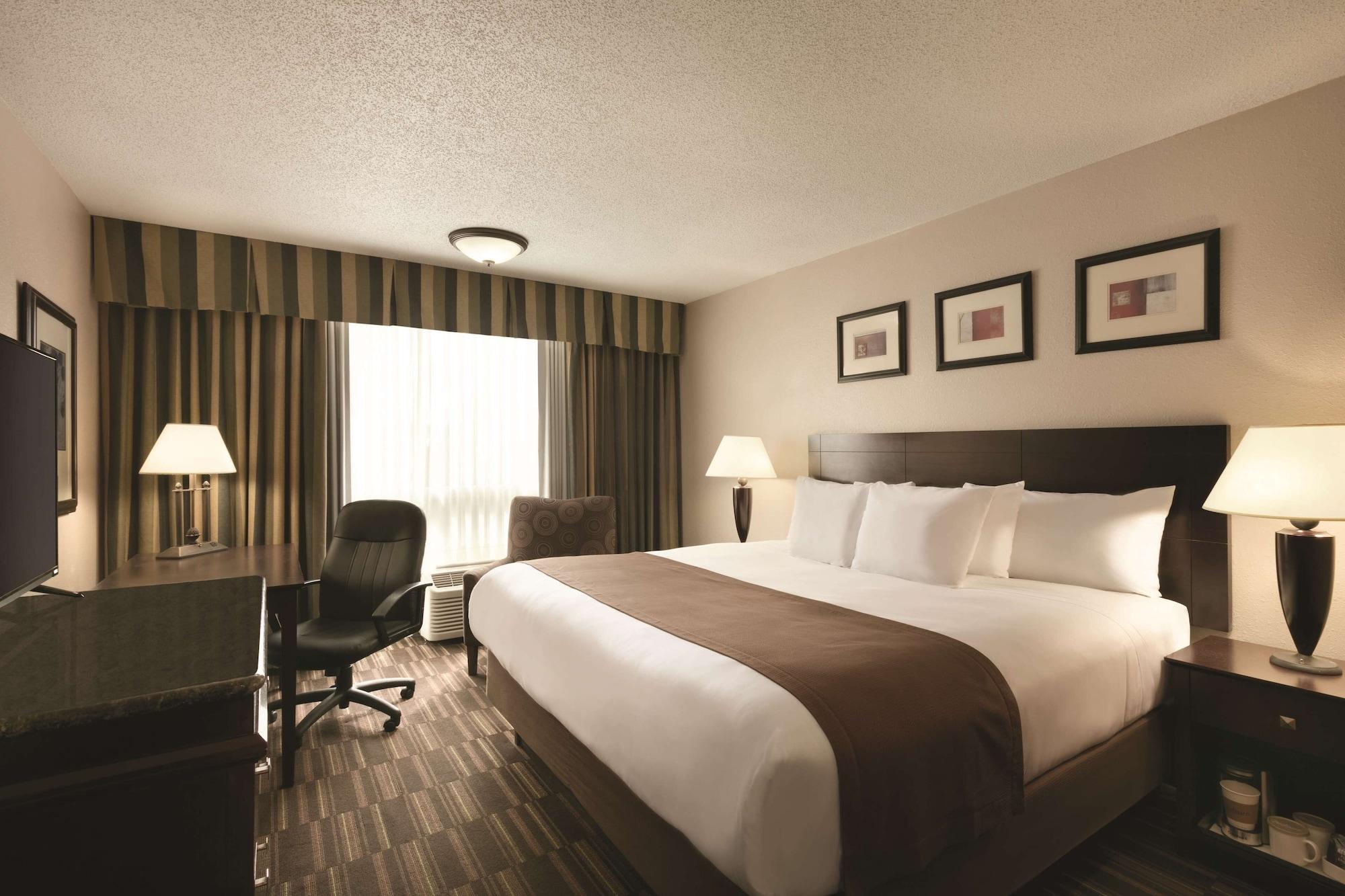 Radisson Hotel Louisville North Jeffersonville Room photo