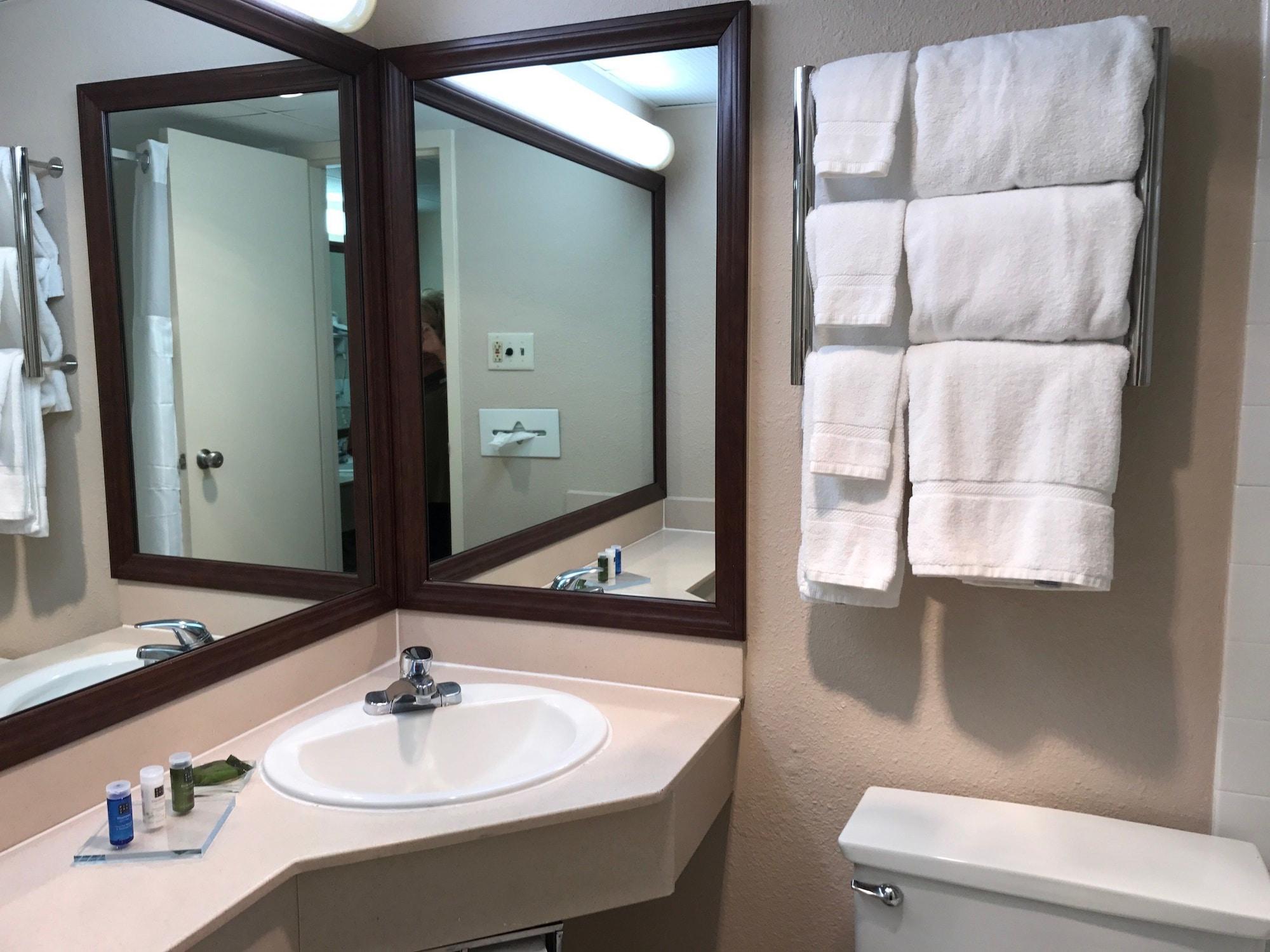 Radisson Hotel Louisville North Jeffersonville Room photo