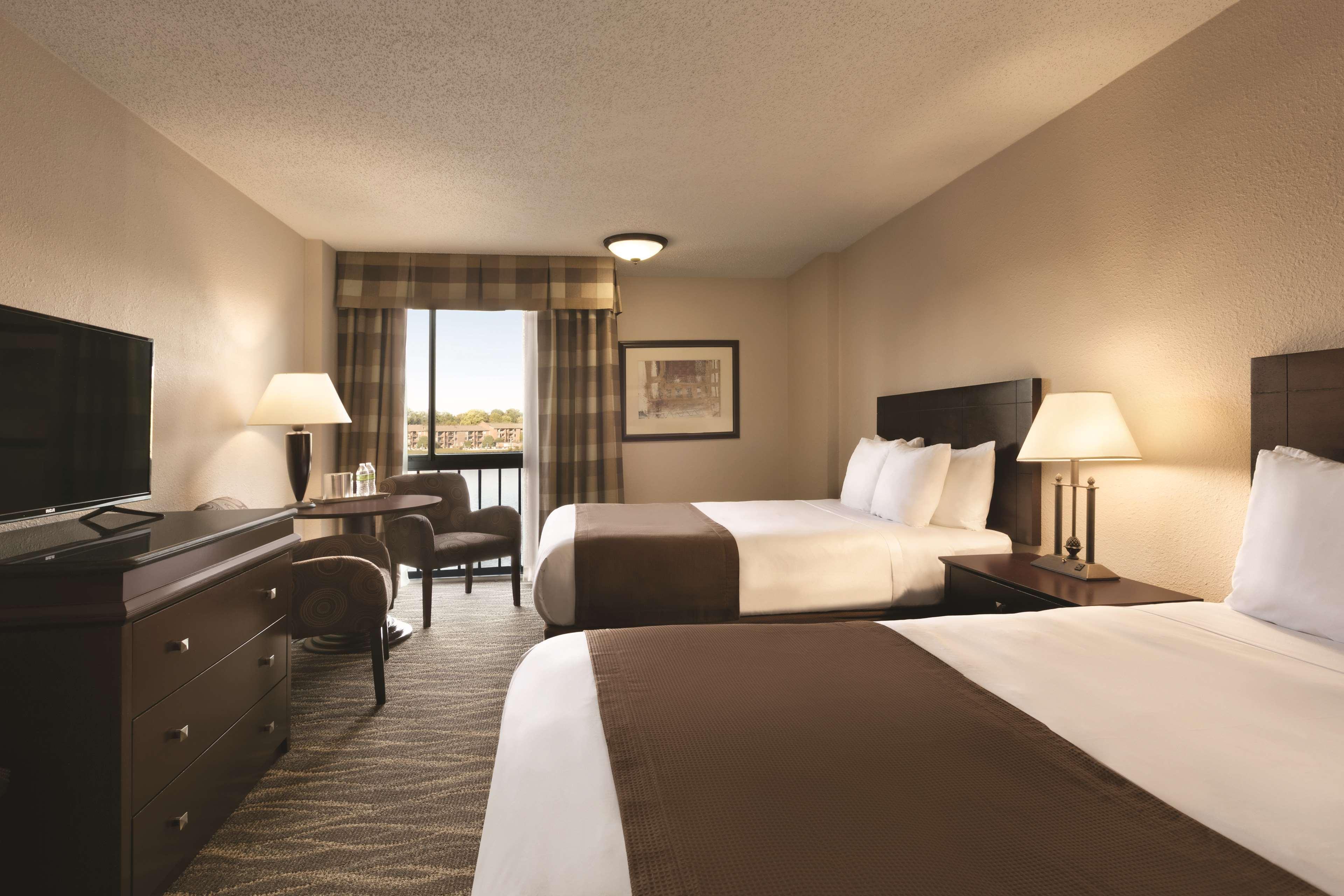 Radisson Hotel Louisville North Jeffersonville Room photo