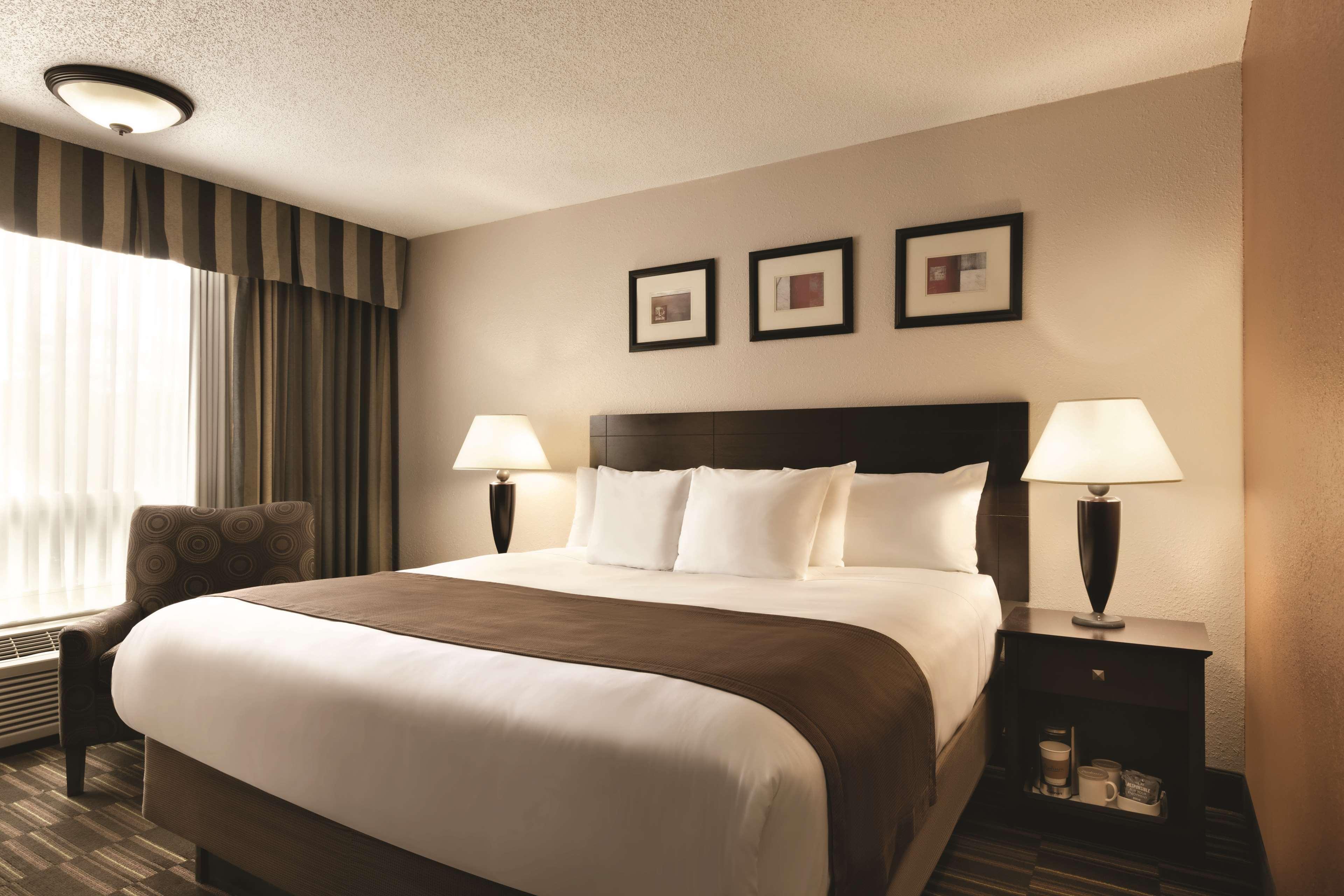 Radisson Hotel Louisville North Jeffersonville Room photo