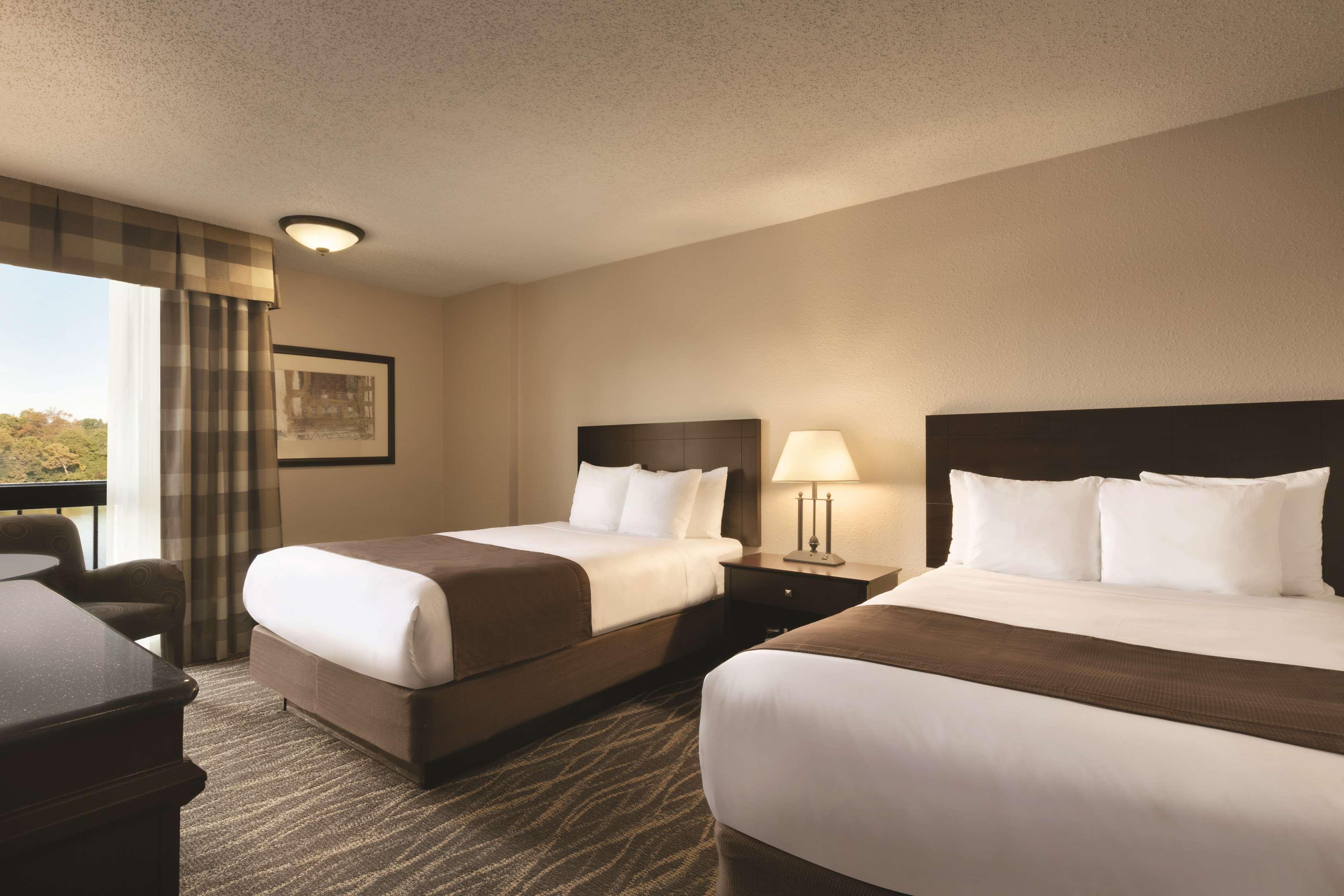 Radisson Hotel Louisville North Jeffersonville Room photo