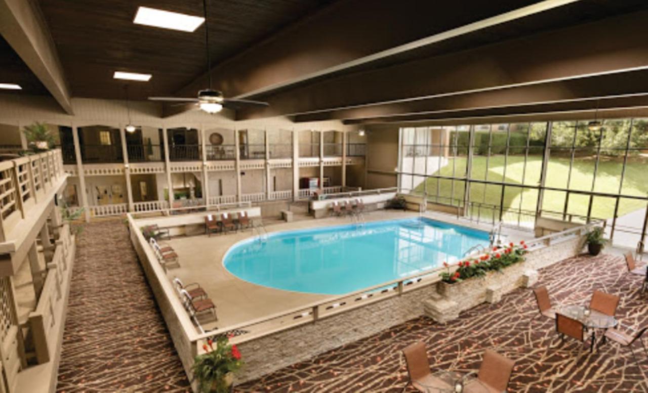 Radisson Hotel Louisville North Jeffersonville Exterior photo